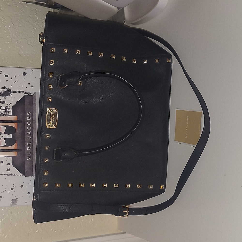 Michael Michael Kors Sandrine black saffiano leather gold stud LG to…